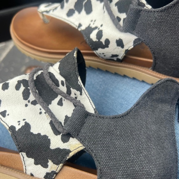 Angelika Hooded Cow Print Sandals Canvas from Very G. Size women’s 9. - Picture 6 of 7